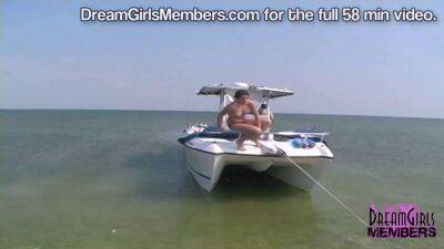 Naked Boat Party With 4 Hot College Chicks In Florida - sunporno.com - Usa