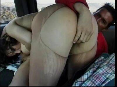 Hot sex of American girl and her boyfriend inside a car - sunporno.com - Usa