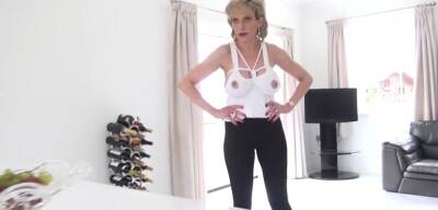 Blondes Lady Sonia Has Her Tits Bound While Cleaning The House - theyarehuge.com - Britain