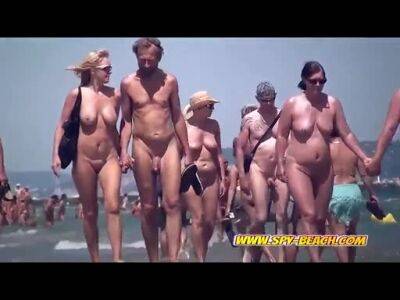 Nude Amateurs Beach Couples Walking On The Beach collec - pornoxo.com