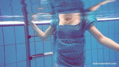 Sexy tight teen Marusia swims naked underwater - sunporno.com - Russia