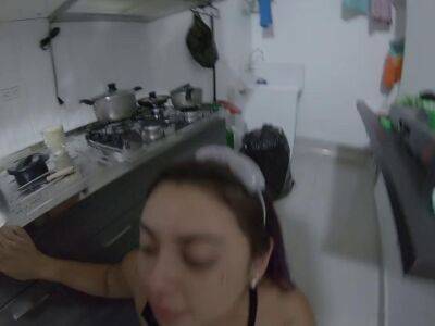 empleada dosmetica colombiana me saca la leche en la cocina - sunporno.com - Colombia - Argentina