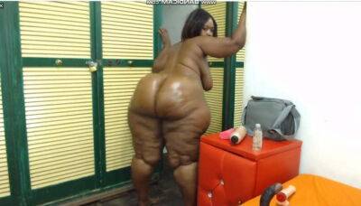 HUGE ass, nice shape, black woman with dirty feet, webcam - sunporno.com