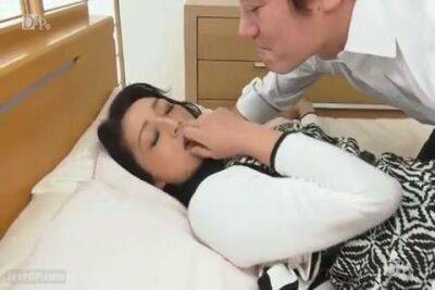 Aged Japanese slut gets side fucked and cums hard in missionary position - sunporno.com - Japan