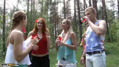 Group sex in the nature for a bunch of insatiable college girls sounds like fun - sunporno.com - Russia