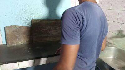 Chimni Repair Waale Ne Kitchen Me Chudayi Kiya - sunporno.com - India