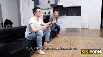 Nerdy boy tempted into sex with attractive blond stepsister - pornoxo.com
