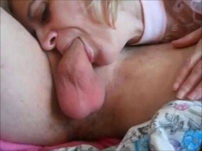 Milking his cock with her mouth - sunporno.com