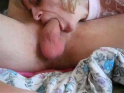 Milking his cock with her mouth - sunporno.com