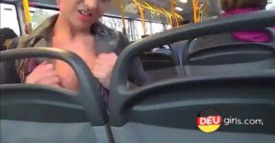 Zwei Schlampen geben mir im Bus Gruppen-Blowjob - pornoxo.com