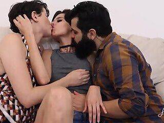Threesome with two teen girls with short hair - pornoxo.com