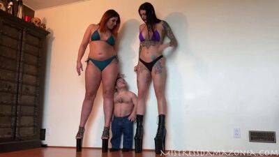 Another Midget vs 2 Tall women - sunporno.com