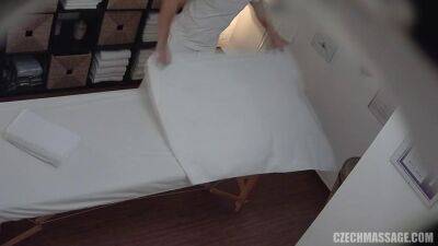 An elderly woman came for a massage and attracted a massage therapist big breasts - sunporno.com