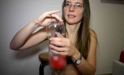 German girl shows her taking 2 liter bottle into vagina - sunporno.com - Germany