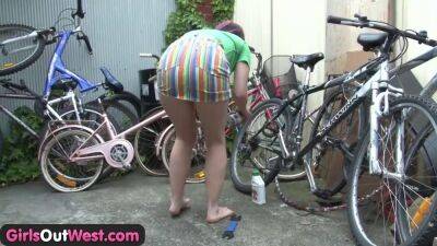 Girls Out West - Horny bicyclist toys her hairy cunt - sunporno.com