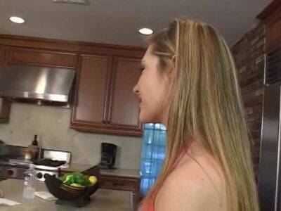 Blonde MILF spreads lotion on chick fresh out of the shower - sunporno.com - Usa
