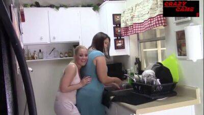 Lesbian Fucking In The Kitchen - sunporno.com