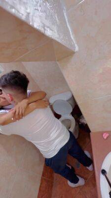 Students caught screwing hard in the school washroom and that guy cums in her throat ( INCREDIBLE AMATEUR CLIP ) - sunporno.com - Mexico