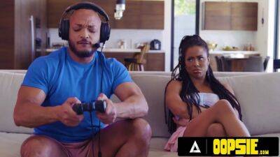 Big Tits Ebony Babe FUCKS PIZZA GUY While BF Is Gaming! - Isiah maxwell - sunporno.com