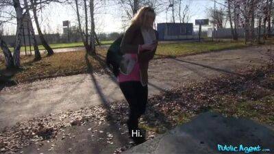 Chick takes money and gets fucked out and in the car - sunporno.com - Czech Republic