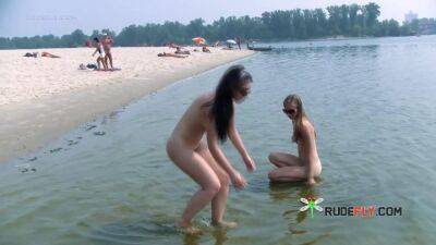 Nudist teen with slim body is enjoying the sun - sunporno.com