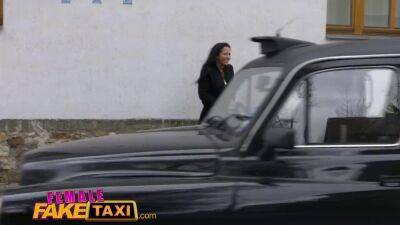 Female Taxi Pilot delivers facial - sunporno.com