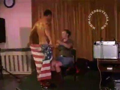 Amateur women give quick blowjobs to naked stripper - sunporno.com - Britain