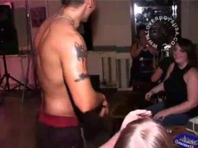 Amateur women give quick blowjobs to naked stripper - sunporno.com - Britain