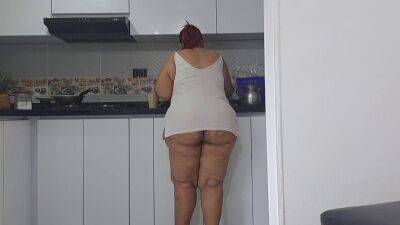I masturbate watching my stepmother's big butt in the kitchen - sunporno.com - Usa